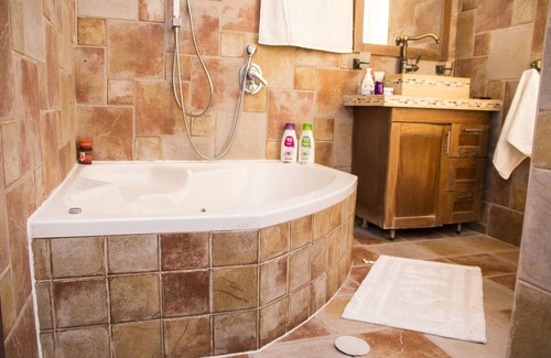 Isfiya Hotel | Unforgettable Stays at Sawsana's Suites - 10/10 Rated!