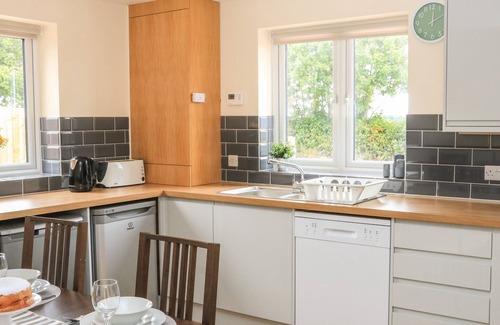 Dawlish Cottage | Pet-Friendly SAWTONS COTTAGE: Oceanfront Getaway in Dawlish