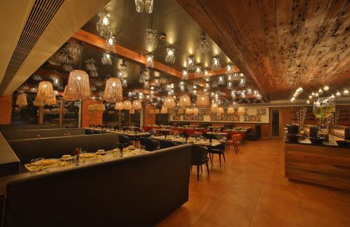 Rajkot Hotel | Experience Excellence at Sayaji Rajkot with Pool & Breakfast