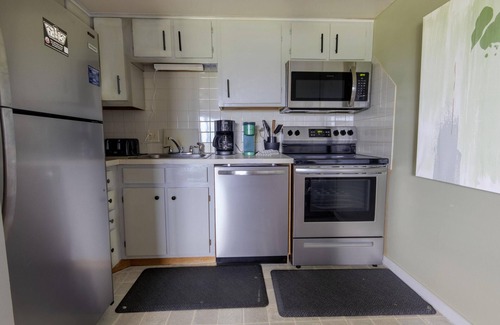 Snowshoe Condo | Inviting 1BR with Private Deck and Pool for Summer Getaways