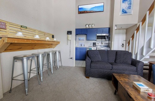 Snowshoe Condo | Inviting 2BR Retreat with Loft, Balcony & Pool Access