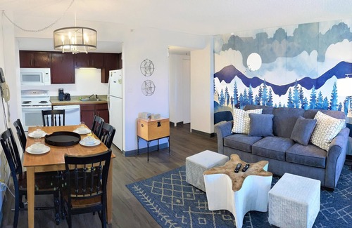 Snowshoe Condo | Modern 2BR Retreat with Pool: Ideal for Biking Adventures!