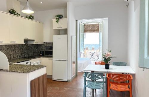 Terrassa Apartment | Central SC Apartment with Balcony, Pet and Child Friendly