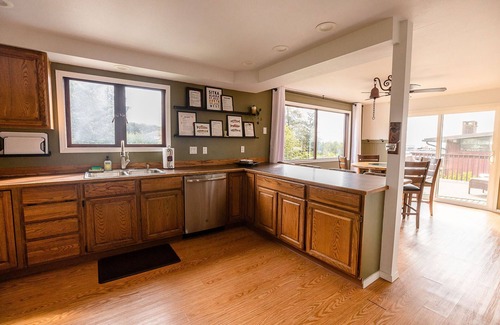 Sitka House | Top-Rated Scales & Shells: Walk to Downtown Sitka
