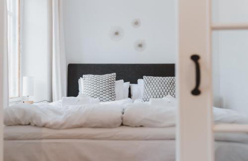 Kamppi Apartment | Modern Scandic Primo Apartments - Family-Friendly Stay