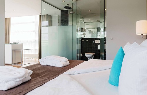 Sydhavnen Hotel | Discover Scandic Sluseholmen: Family-Friendly & Spa Retreat