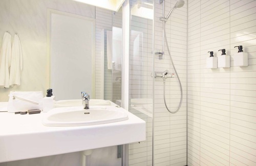 Svolvaer Hotel | Discover Scandic Svolvær: Family-Friendly with Breakfast