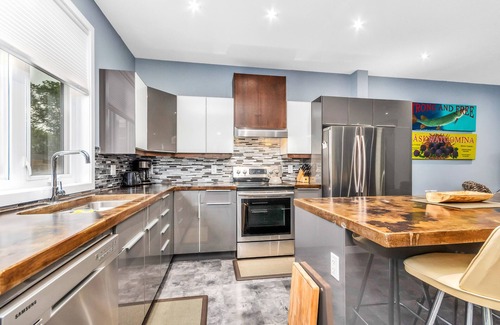 Regina House | Contemporary Retreat in Downtown Regina with Kitchen Access