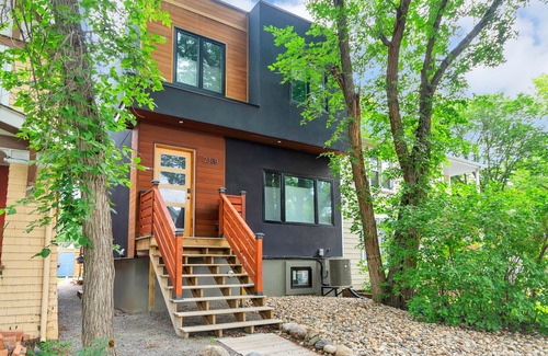 Regina House | Contemporary Retreat in Downtown Regina with Kitchen Access