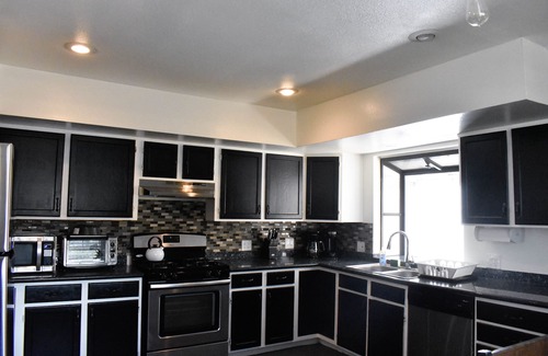 Van Nuys House | Pet-Friendly Scandinavian on Sylvan with Family Amenities