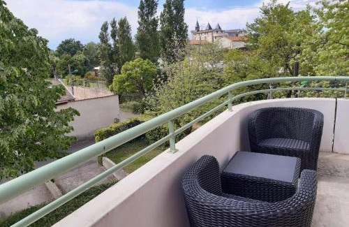 Saint-Priest Apartment | Cozy Scandy Appart with Balcony, Parking & 9/10 Rating