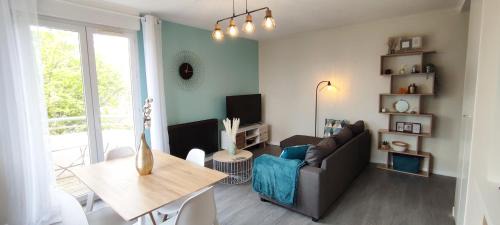 Saint-Priest Apartment | Cozy Scandy Appart with Balcony, Parking & 9/10 Rating