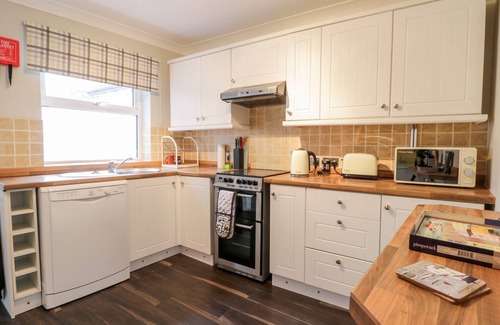 Driffield House | Cozy Scarborough Cottage: Pet-Friendly Stay with Open Fire