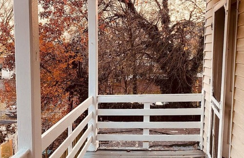 Old Town Winchester Apartment | Charming Scarborough Fair Walk to Downtown Two-Story Apt