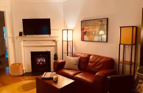 Old Town Winchester Apartment | Charming Scarborough Fair Walk to Downtown Two-Story Apt