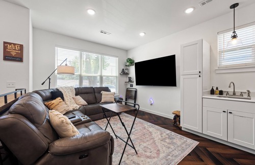 Fayetteville House | Top-Rated 3BR Cottage Near UofA with Hot Tub & Kitchen