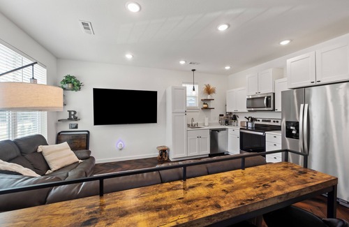 Fayetteville House | Top-Rated 3BR Cottage Near UofA with Hot Tub & Kitchen