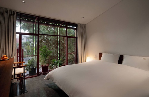 Huong Tra Hotel | Scarlet Pavilion Homestay