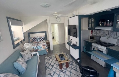 Haggatt Hall Apartment | Scarlett Studios 3 £:CAR HIRE AND APARTMENT PACKAGE US Embassy APPT 7 mins drive