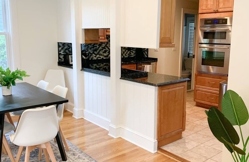 Scarsdale House | Inviting Scarsdale 2 Bedroom Sanctuary with Family Amenities