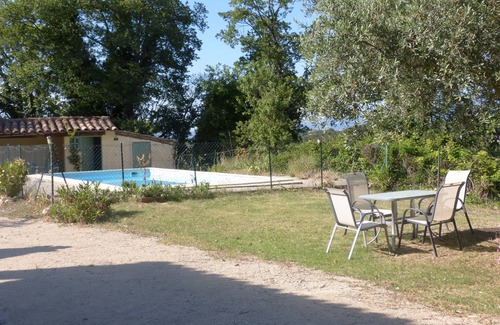 La Roque-sur-Pernes Cottage | Serene Views and Poolside Bliss Near Mont Ventoux