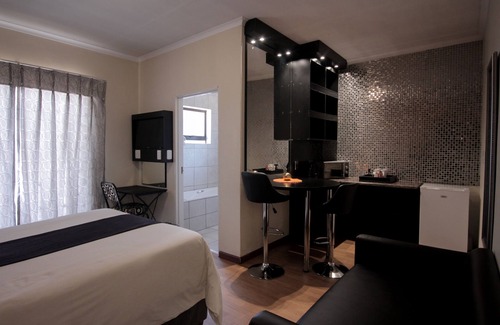 Maseru House | Inviting Scenery Guesthouse Maqalika with Kitchen & Breakfast