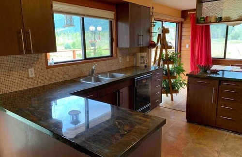 Port Alberni House | Pet-Friendly Scenic Country Home in Port Alberni