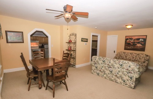 Talmage Cottage | Charming Country Cottage near Covered Bridge in Lititz