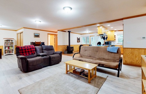 Port Orchard House | Dog-Friendly Retreat with Forest Views and Cozy Amenities