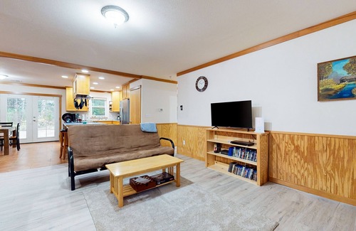 Port Orchard House | Dog-Friendly Retreat with Forest Views and Cozy Amenities
