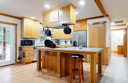 Port Orchard House | Dog-Friendly Retreat with Forest Views and Cozy Amenities