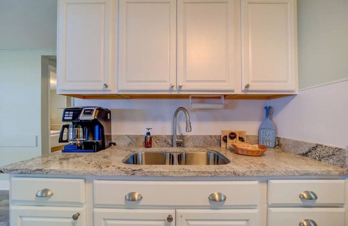 Muskegon Cottage | Idyllic Scenic Drive Resort - Cabin #1 with Ocean View