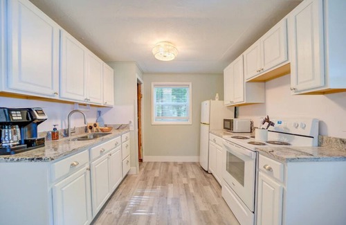 Muskegon Cottage | Idyllic Scenic Drive Resort - Cabin #1 with Ocean View