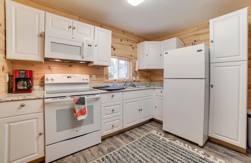 Oscoda Cottage | Tranquil 'Evan's Hideaway' Steps from Lake Huron!