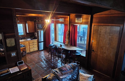 Pinon Hills Cabin | Exceptional Scenic Getaway - Rustic Cabin at Mountain Ridge