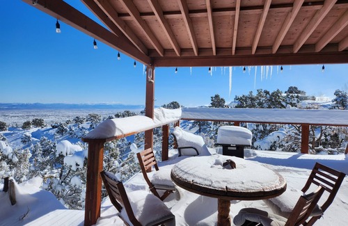 Pinon Hills Cabin | Exceptional Scenic Getaway - Rustic Cabin at Mountain Ridge