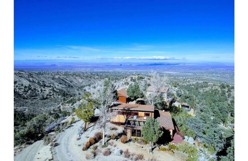 Pinon Hills Cabin | Exceptional Scenic Getaway - Rustic Cabin at Mountain Ridge