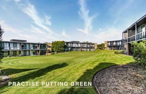 Fingal Apartment | Idyllic Golf & Spring Retreat: Poolside Family Escape