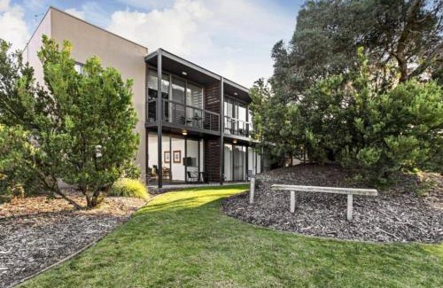 Fingal Apartment | Idyllic Golf & Spring Retreat: Poolside Family Escape