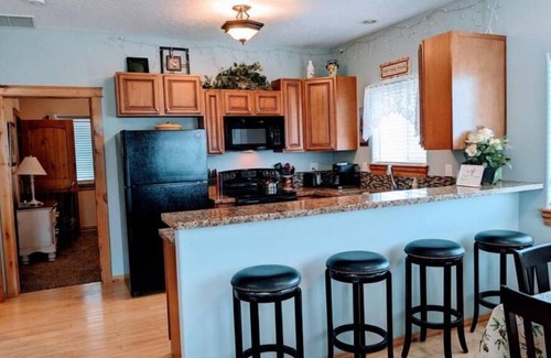 Weiser House | Unforgettable Guest House with Kitchen and Scenic Views