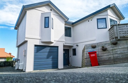 Newlands House | Exceptional Scenic Haven: Family-Friendly Ethnic Charm
