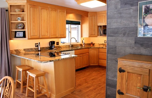Cascade House | Discover Scenic Hidden View Estate by the Missouri River
