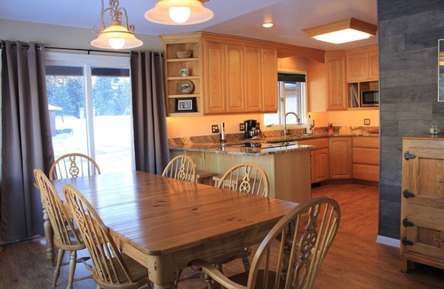 Cascade House | Discover Scenic Hidden View Estate by the Missouri River