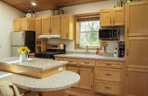 Rutledge Cabin | River Place Cabin: Family-Friendly Retreat with Kayaks & Sauna