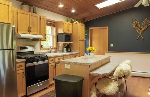 Rutledge Cabin | River Place Cabin: Family-Friendly Retreat with Kayaks & Sauna
