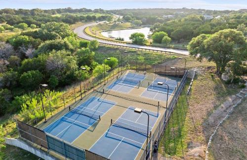 Spicewood House | Scenic Lake Travis Farmhouse - Pickleball - BBQ