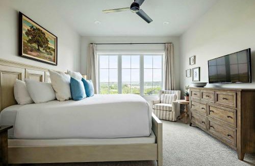 Spicewood House | Scenic Lake Travis Farmhouse - Pickleball - BBQ