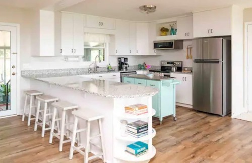 Broadway House | Scenic mountain view 3 BR house on farm with pool