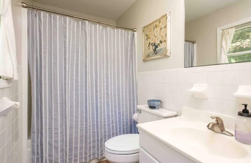 Broadway House | Scenic mountain view 3 BR house on farm with pool