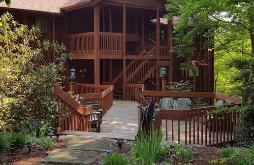 Lake Toxaway Condo | Relax at Scenic Overlook - Toxaway Falls with Pool & Breakfast